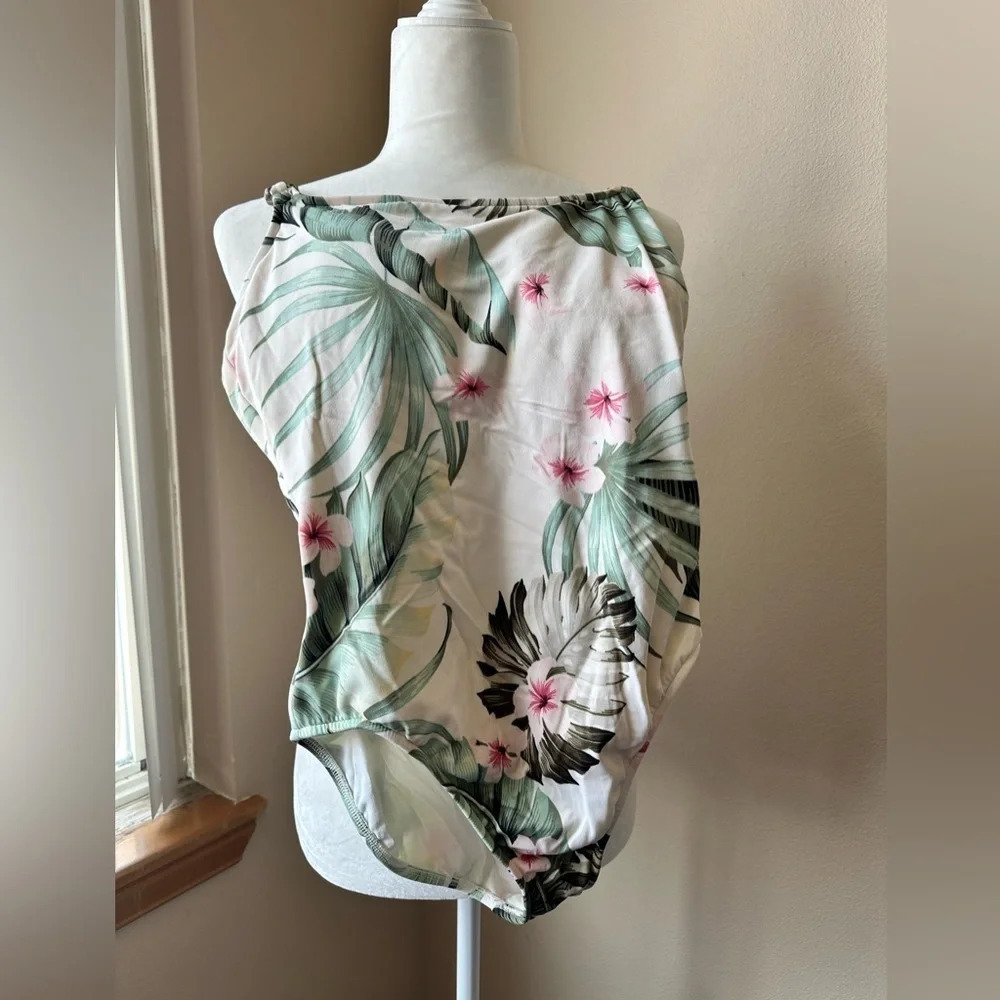 M/L swimsuit‎ - Picture 1 of 3